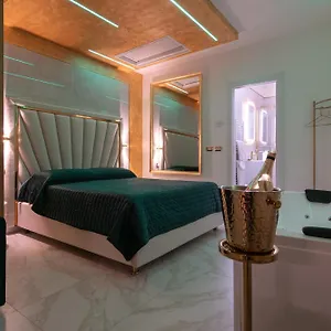 Fashion Gold With Jacuzzi & Car Garage Apartment